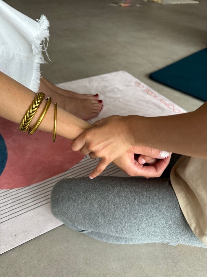 atelier parentalite yoga massage mains enfant