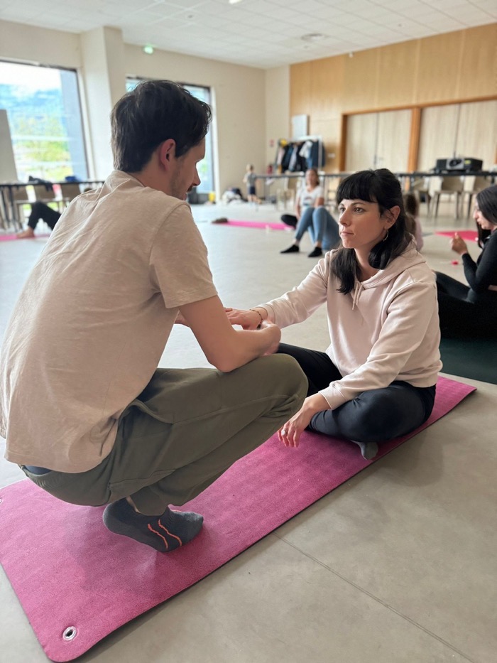 atelier parentalite yoga massage mains parent