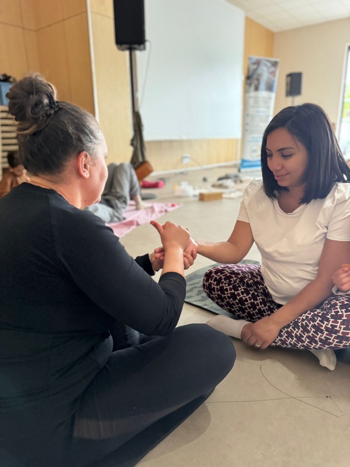 atelier parentalite yoga massage mains parent