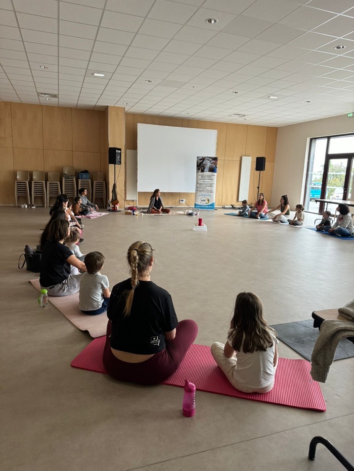 atelier parentalite yoga massage groupe parent enfant
